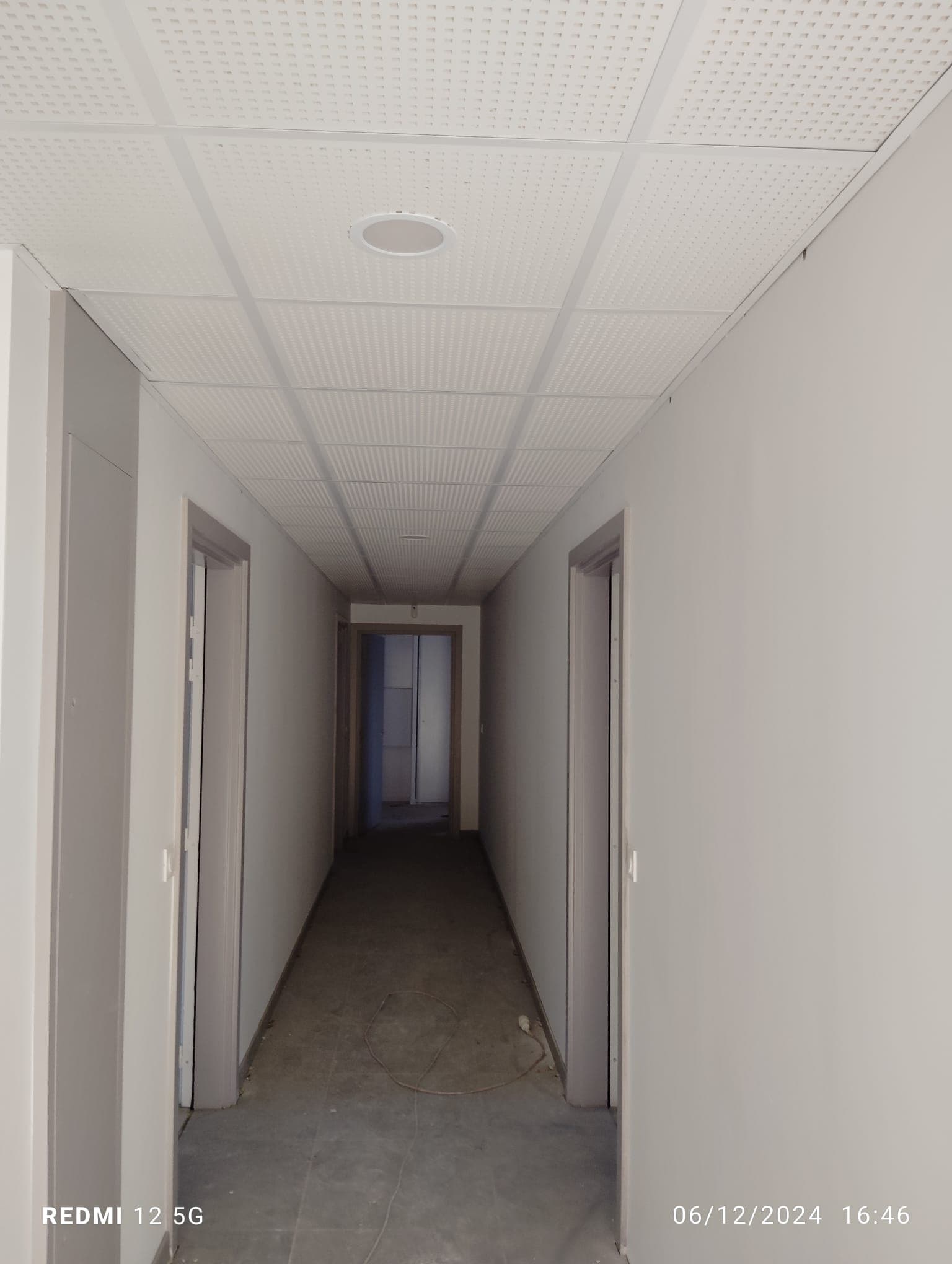 Faux-plafond fini en couloir tertiaire